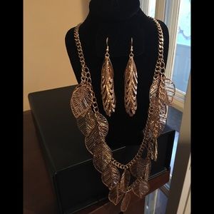 2 pc Goldtone Earring and Necklace Set